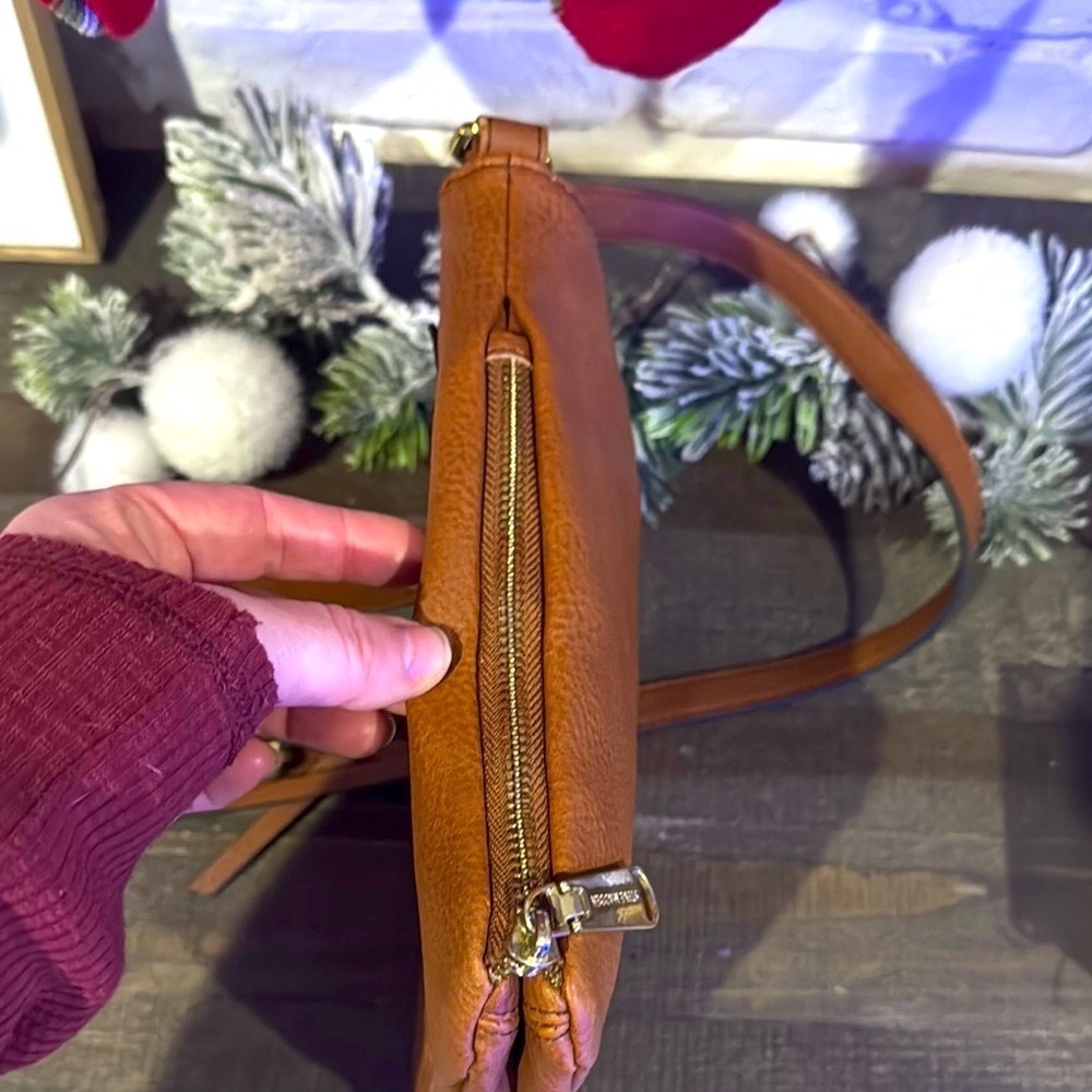 Steve Madden Brown Crossbody Bag with Leather Material and Minimalist Design - Picture 2 of 9